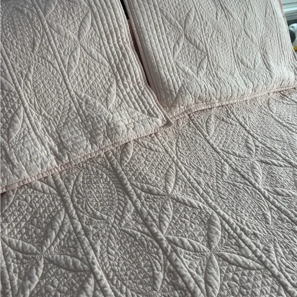 Pottery Barn Light Pink Queen Quilt With Matching Shams - Picture 7 of 10